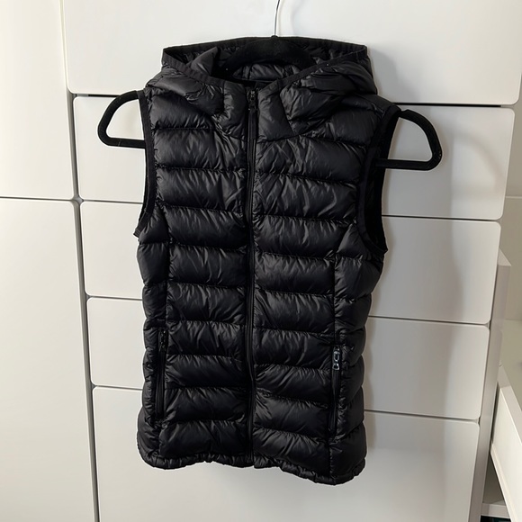 COPY - Aritzia TNA Botanie slim puffer vest - Picture 1 of 2